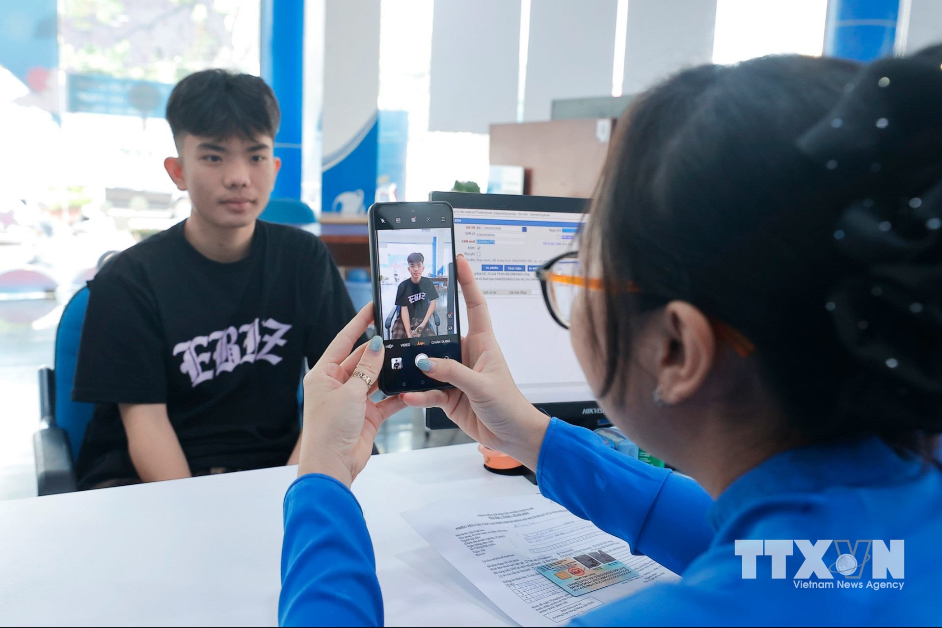 Khách hàng đến đăng ký dịch vụ 5G tại trung tâm kinh doanh phường Phan Thiết. (Ảnh: Minh Quyết/TTXVN)